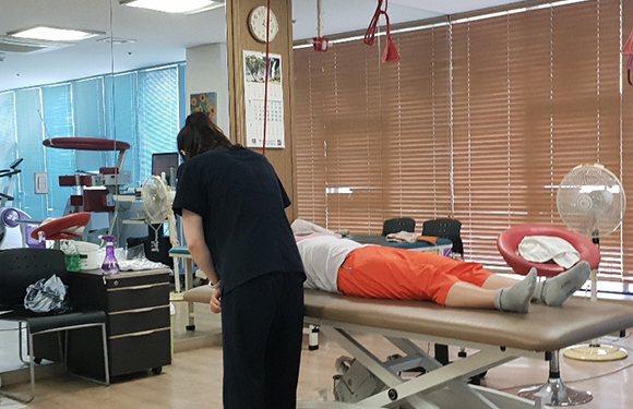 도수치료 하는 모습